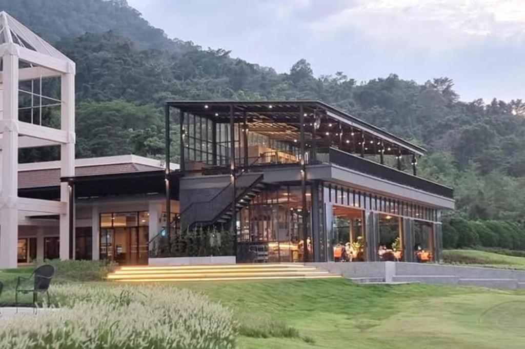 Royal Hills Golf Resort And Spa Nakhon Nayok Exterior photo